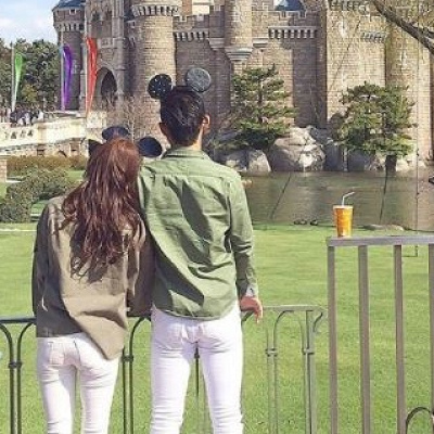 カーキジャケット×白スキニー