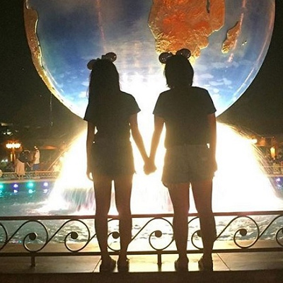 ふたり仲良く手をつないで♪