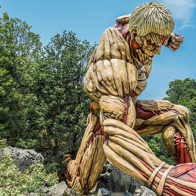 迫力満点の鎧の巨人等身大フィギュア