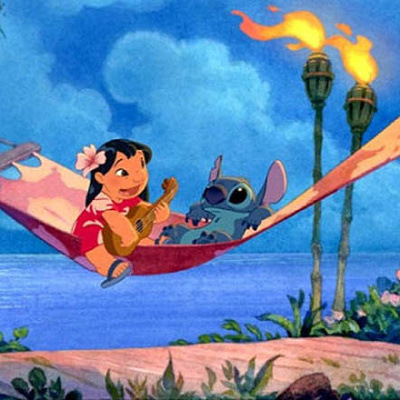 ウクレレを弾くリロ