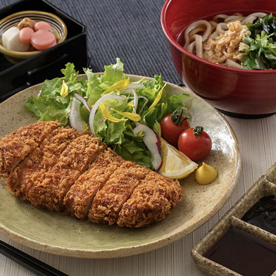 ディズニー冬フード：ロースかつとうどん膳