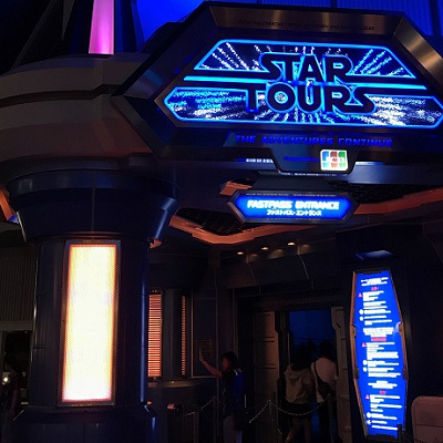 スター・ツアーズを目印に！