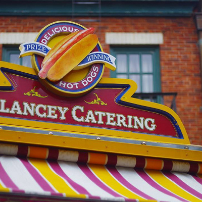 ポップなカラーのワゴンが目印