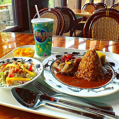 ロスト・ワールドレストランの窓際でランチ