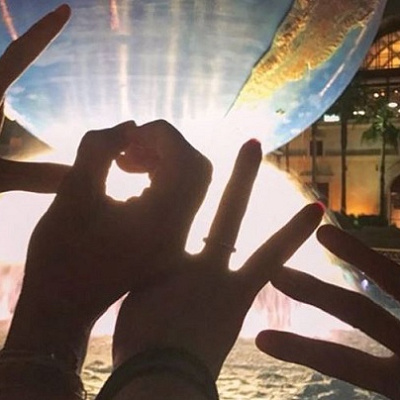 手で文字を作るのもフォトジェニック！