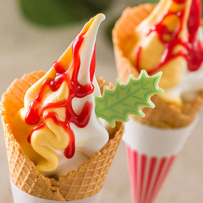 マンゴー＆ミルクソフトクリーム、ラズベリーソース