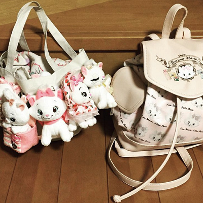 マリーちゃんのヲタバ。小さなバッグにぬいぐるみバッジをつけています。