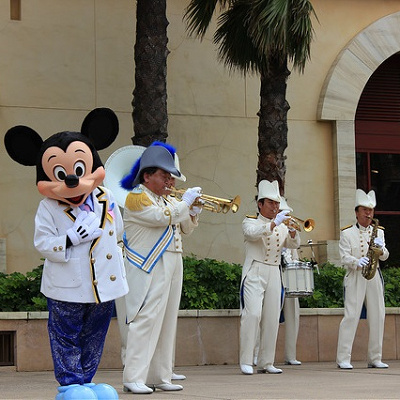 白い衣装が印象的なマリタイム・バンド