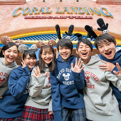 友達と楽しむおそろいパーカーコーデ