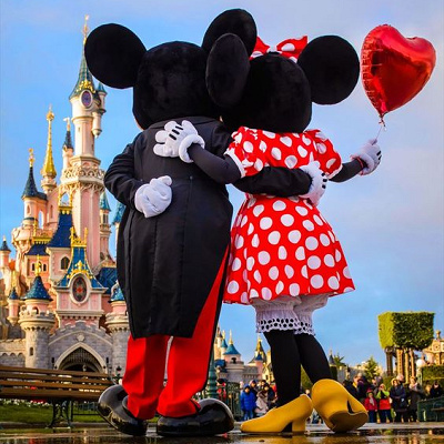 ずっとラブラブなミッキーとミニー。そんな二人にお祝いしてもらえる幸せ♡