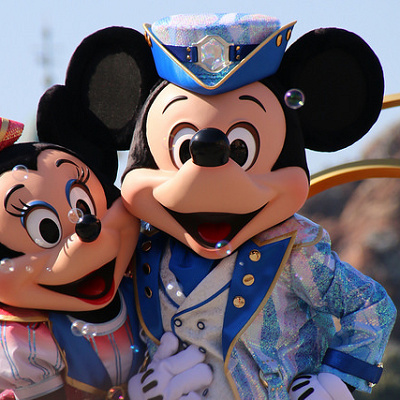 ザ・イヤー・オブ・ウィッシュで美しい衣装に身を包んだミッキーとミニー