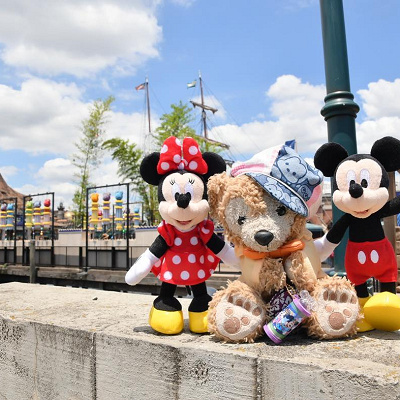 アラビアンコーストの泉を覗くミッキーとミニー