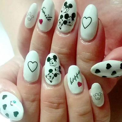 ミッキーデザインのネイルシールアート