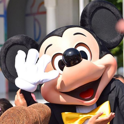 ゲストに挨拶するミッキー