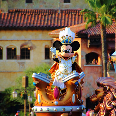 ショーにパレードに大忙しのミッキー