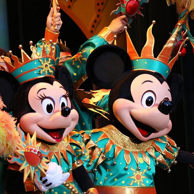 民族衣装のような洋服に身を包むミッキーミニー♡