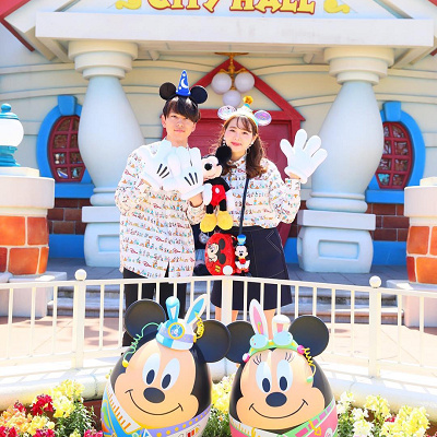 ミッキーシャツ×ミッキーカチューシャのカップルコーデ