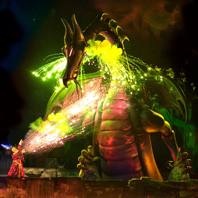 魔法でマレフィセントを退治するミッキー