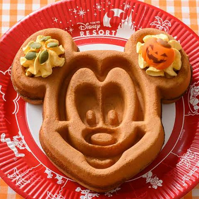 ミッキーワッフル、パンプキンホイップとメイプルソース付き