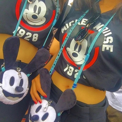 ミッキーのレトロTシャツ×パスケースのコーデ