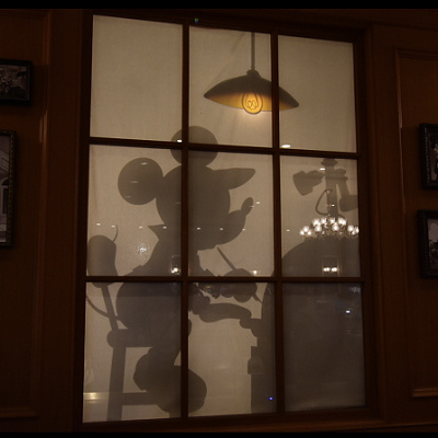 ミッキーの影がかわいいですね。