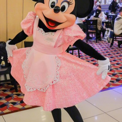 ウェイトレス姿が胸キュンなミニー♡