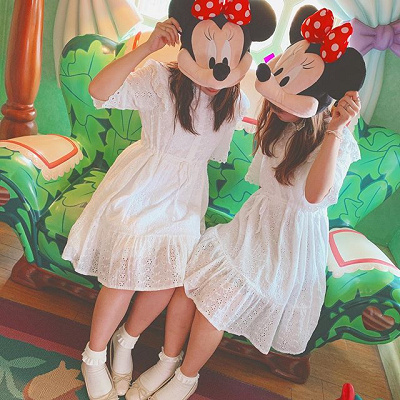おそろいの白いワンピースでミニーのふたごコーデ
