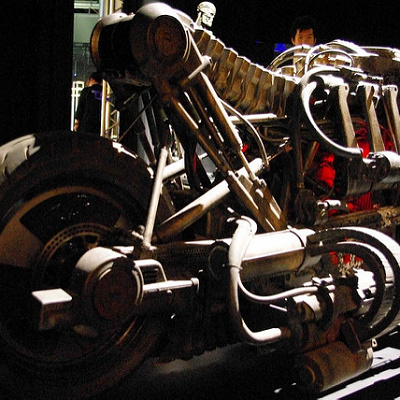 『ターミネーター』で登場するバイクが大ステージを駆け回る！