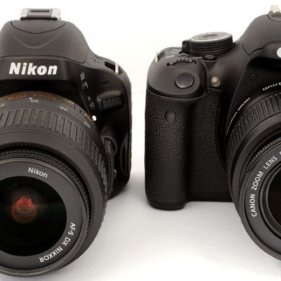 ニコンのカメラとキヤノンのカメラ（エントリー機種）