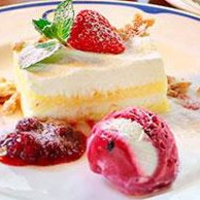 レアチーズケーキ、カシスアイス添え