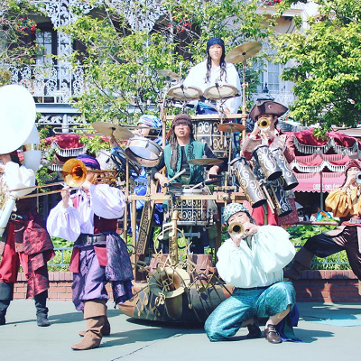 たまにキャプテン・ジャック・スパロウも飛び入り参加？！