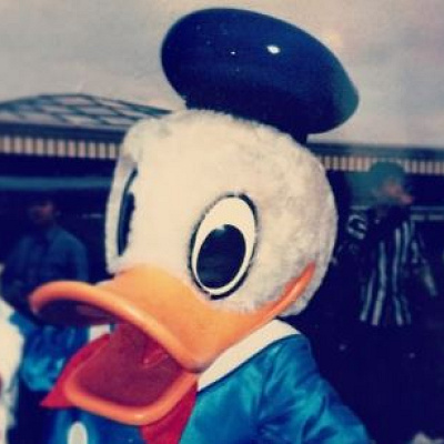 魂がここにないかのような表情の昔のドナルド