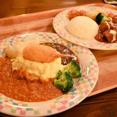 2種類のソースで楽しめる、オムライスの蟹クリームコロッケ添え