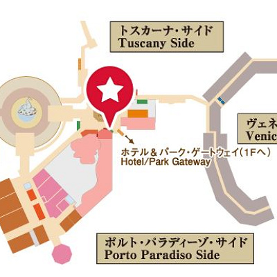 ロビー内の公衆電話の向かい