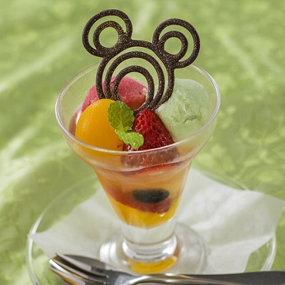 フルーツとわらび餅のパフェ、和三盆のシロップ