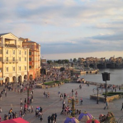 「ピアッツァ」とはイタリア語で「広場」という意味です