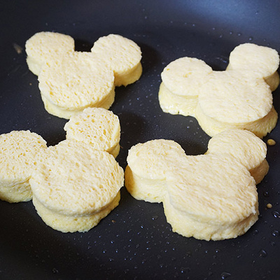 サラダ油を入れて熱したフライパンの上に、卵液に浸したパンを並べる