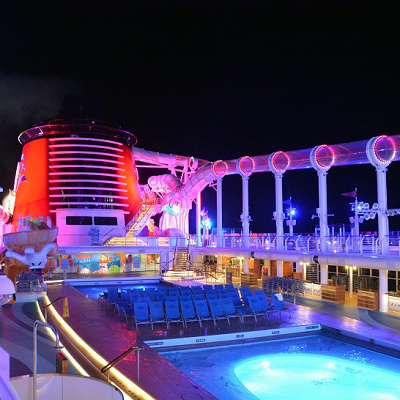 プールとウォータースライダー