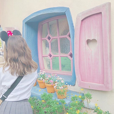 窓際を横からポーズ