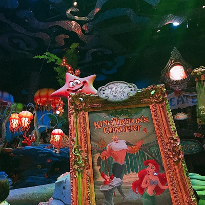 マーメイドラグーンシアターの入り口にあるポスター