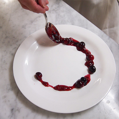 器にミックスベリーソースを盛りつける