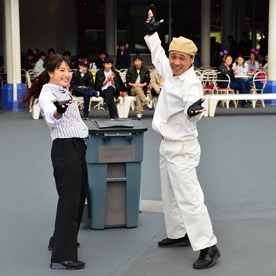 迫力あるアクロバティックなダンスは必見