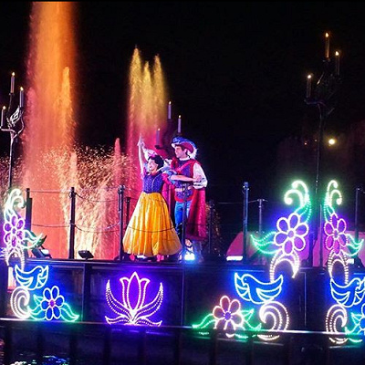 ショー中盤に登場するプリンセスの水上フロート（白雪姫）