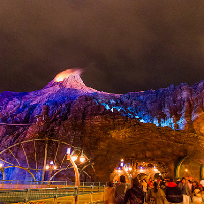 昼とは全く違う表情を見せるプロメテウス火山