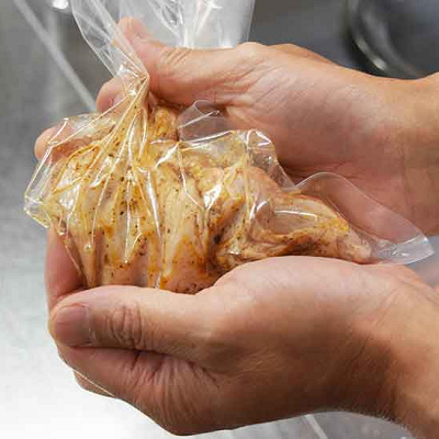 ビニール袋に①とバーボンを入れて手でよく揉む