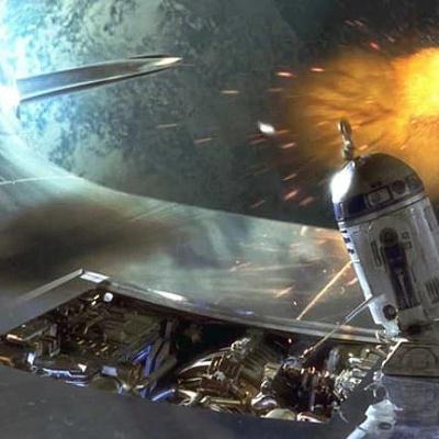 船のシールドを修理するR2-D2