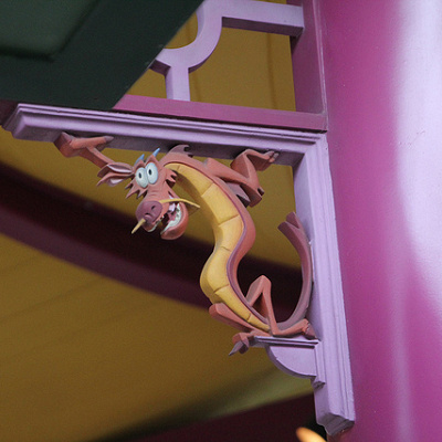 家の守り神である赤竜