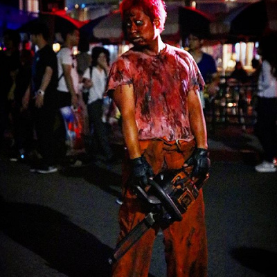 チェーンソ－を持つレッドゾンビ