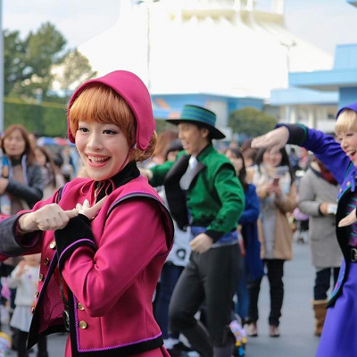 シンデレラ城の前にアレンデールの住人たちがやって来る