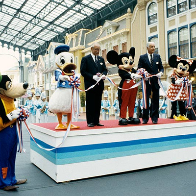 東京ディズニーランド開園日のテープカットの様子